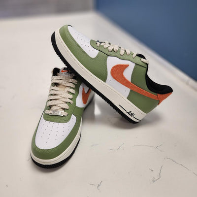 Nike Men Air Force 1 '07 (oil green / safety orange-white-sail)